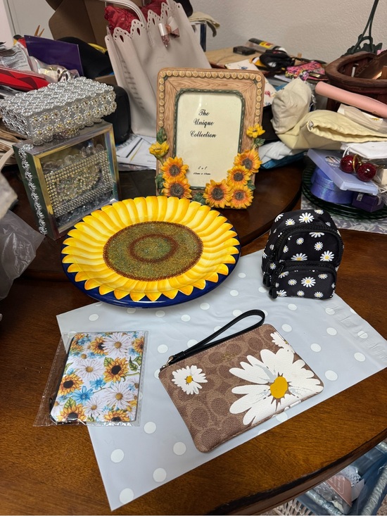 Handbags - Coach Wristlet Sunflower 🌻 & other sunflower accessories